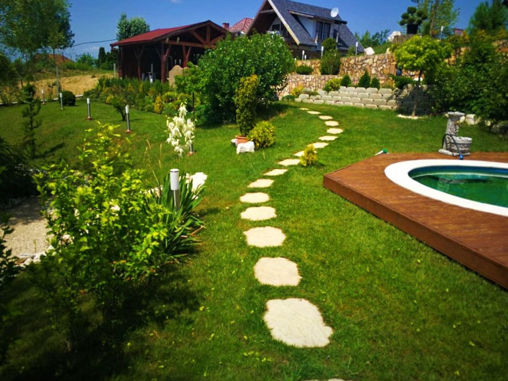 Wir empfehlen Sie für die Ausgestaltung von stimmungsvollen kleinen Gartenwegen und Pfaden unsere Gartensteine. www.terkoesdiszko.hu